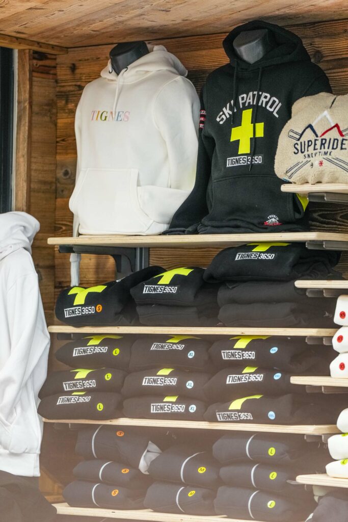 magasin-souvenirs-jouets-cadeaux-décoration-tout-schuss-tignes-73320 magasin-souvenirs-jouets-cadeaux-décoration-tout-schuss-tignes-73320