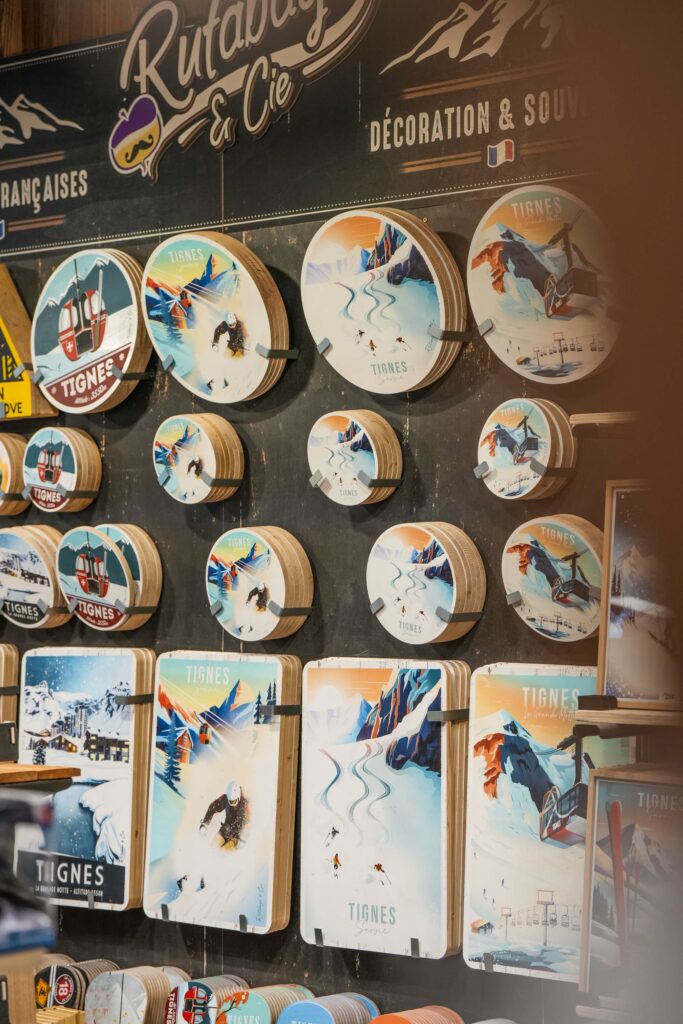 magasin-souvenirs-jouets-cadeaux-décoration-tout-schuss-tignes-73320 magasin-souvenirs-jouets-cadeaux-décoration-tout-schuss-tignes-73320