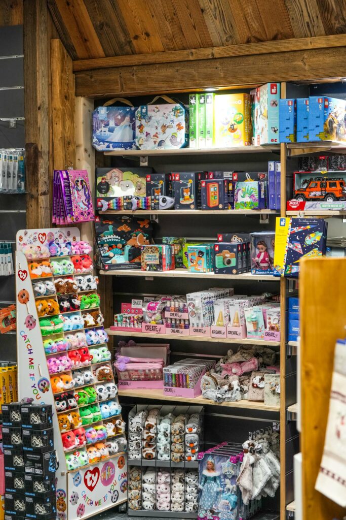 magasin-souvenirs-jouets-cadeaux-décoration-tout-schuss-tignes-73320 magasin-souvenirs-jouets-cadeaux-décoration-tout-schuss-tignes-73320