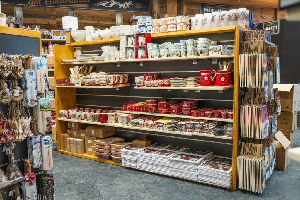 magasin-souvenirs-jouets-cadeaux-décoration-tout-schuss-tignes-73320 magasin-souvenirs-jouets-cadeaux-décoration-tout-schuss-tignes-73320
